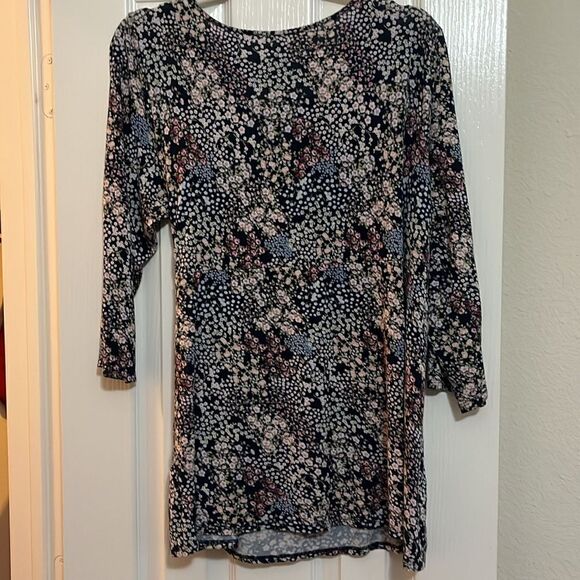 Kohl’s a:glow maternity floral side tie blouse - Picture 4 of 4